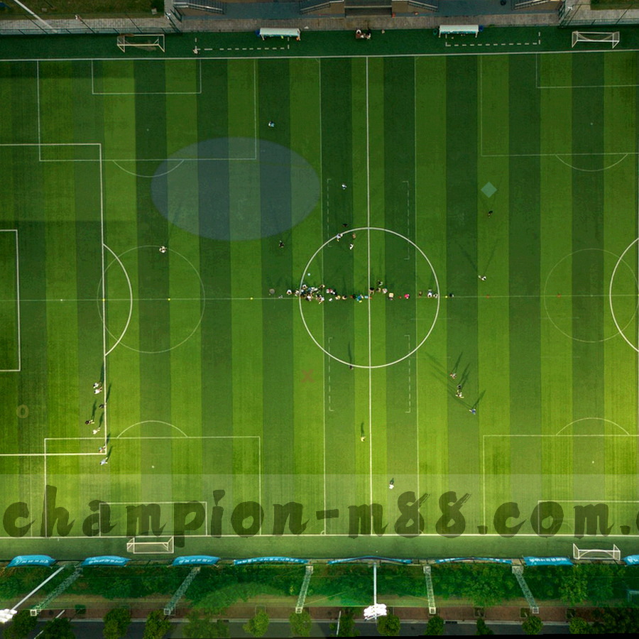 深绿底上的等宽比分数字与荧光数据线，表现赛后统计摘要